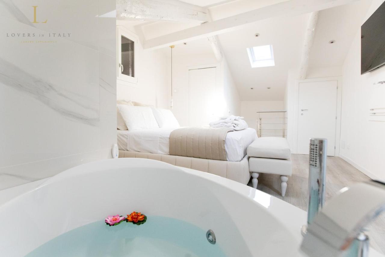 Loversinitaly Romantic Apartments - Altana And Jacuzzi Венеция Экстерьер фото